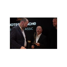 Milano Autoclassica 2024 - Italia - 16 Novembre 2024 - Best in Classic by Ruoteclassiche. Miki festeggia con i due fratelli Parussini, i cesellatori delle sue otto Delta Limited Edition