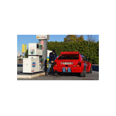 Codroipo (UD) - Italia - 2 Dicembre 2023 - Servizio fotografico per "Veloce", Miki al rifornimento