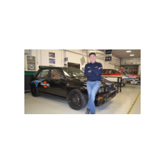 Italiamotorsport Parussini, Codroipo (UD) - Italia - 2 Dicembre 2023 - Servizio fotografico per "Veloce", Miki in posa appoggiato alla #004