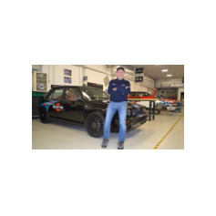 Italiamotorsport Parussini, Codroipo (UD) - Italia - 2 Dicembre 2023 - Servizio fotografico per "Veloce", Miki in posa appoggiato alla #004