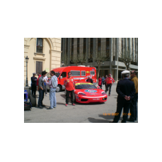 Stefano Pierdomenico accanto alla Ferrari 360 Challenge di Sivi Gerardo in esposizione di fronte al palazzo del Comune di Trapani