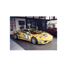 La vettura di leo Isolani in esposizione nel salone Ferrari di Malucelli, Forlì