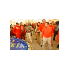 Jean Todt e Michele Rayneri di Ferrari Corse Clienti passano in rassegna la vettura di Lorenzo Bontempelli