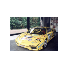 La vettura di leo Isolani in esposizione nel salone Ferrari di Malucelli, Forlì